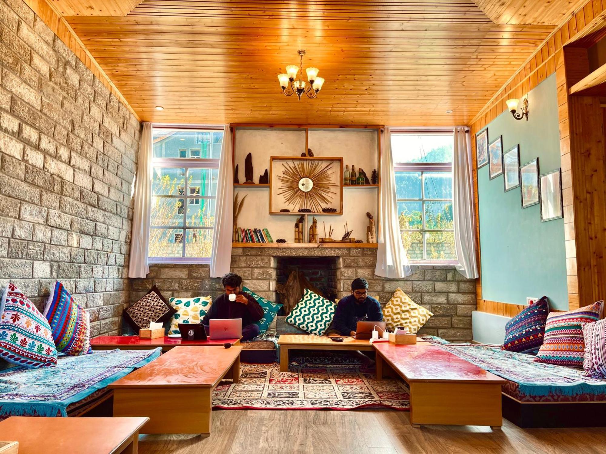 Fluestern Hostel And Cafe Nagar  Екстер'єр фото