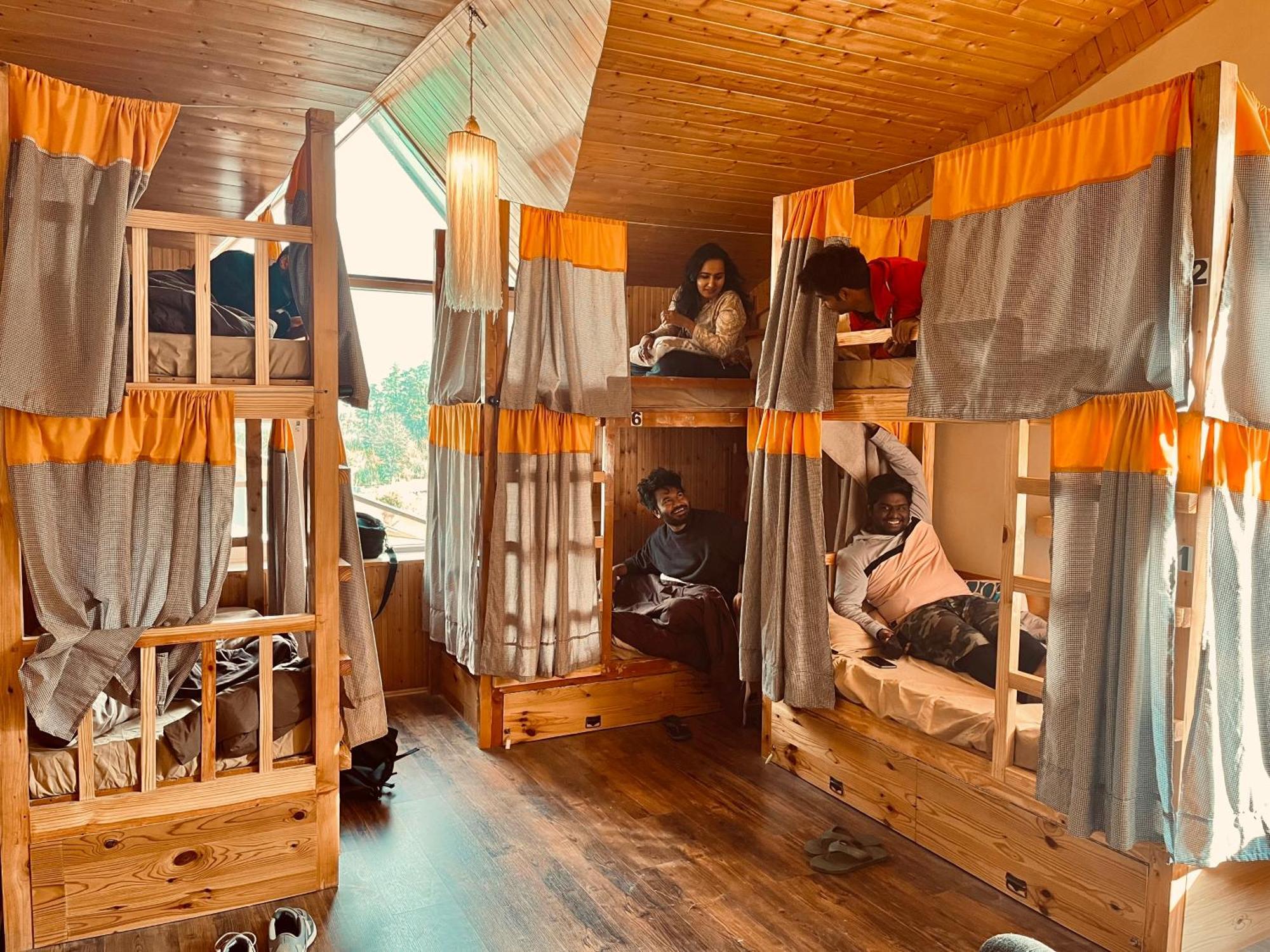 Fluestern Hostel And Cafe Nagar  Екстер'єр фото