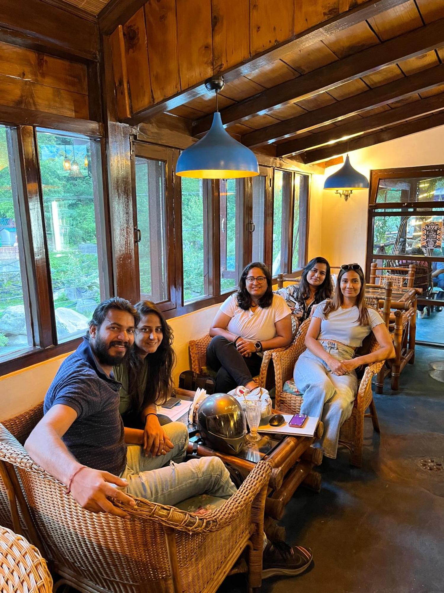 Fluestern Hostel And Cafe Nagar  Екстер'єр фото